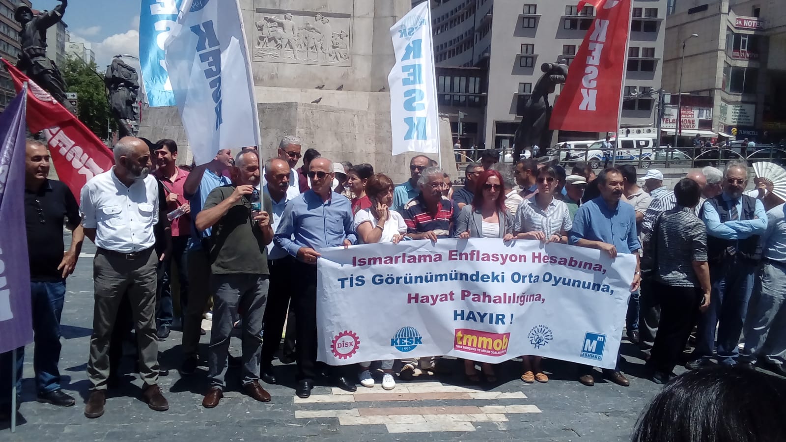 &#8220;Ismarlama enflasyon hesabına, TİS görünümündeki orta oyununa, hayat pahalılığına hayır&#8221;