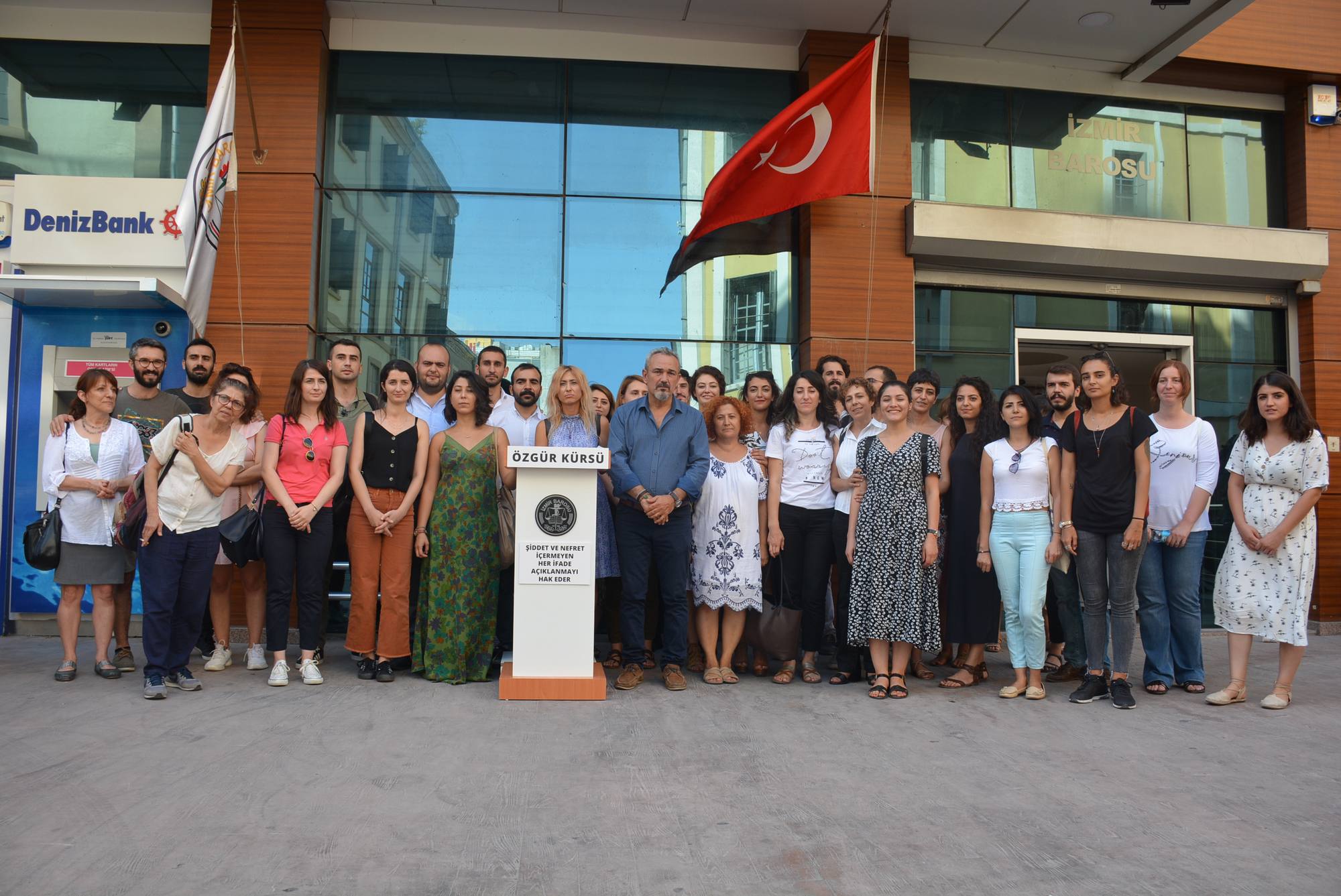 İzmir Barosu kayyum gözaltılarına karşı &#8220;özgür kürsü&#8221; kurdu