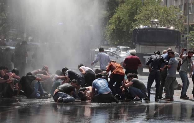 Diyarbakır&#8217;da belediye önünde toplanan halka polis saldırısı