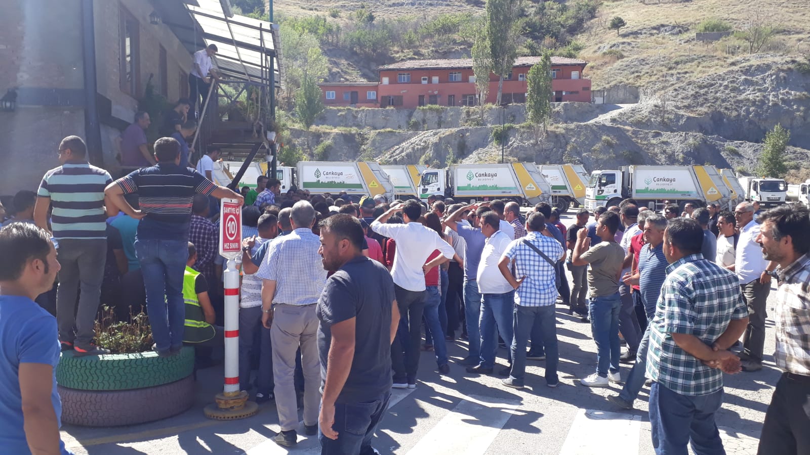 Çankaya Belediyesi işçileri TİS talepleri için iş bıraktı