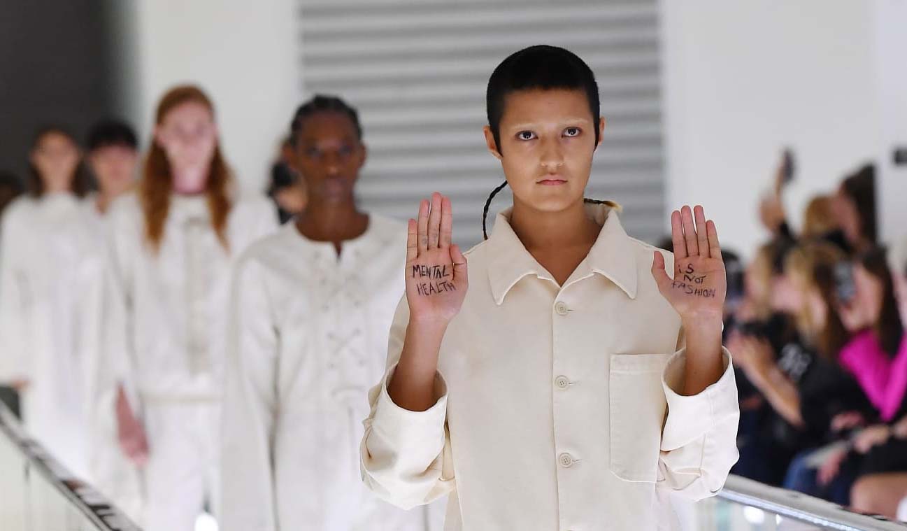 Gucci&#8217;nin “deli gömleği” tasarımı podyumda protesto edildi: Akıl sağlığı moda değildir