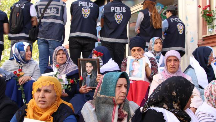Silvan&#8217;da askeri yetkililer aileleri HDP&#8217;nin önüne gitmeye zorluyor