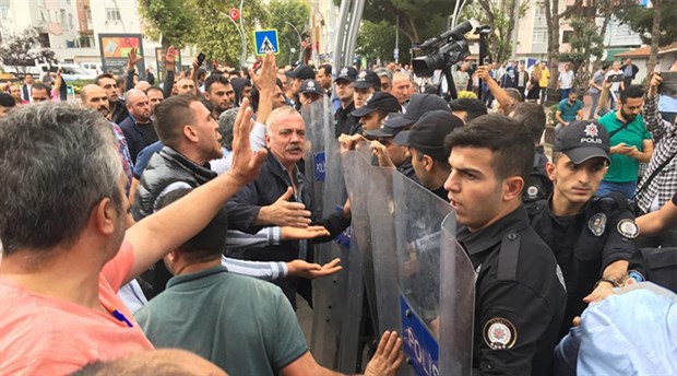 Kocaeli&#8217;nde eylem yapan pazarcılara biber gazlı saldırı