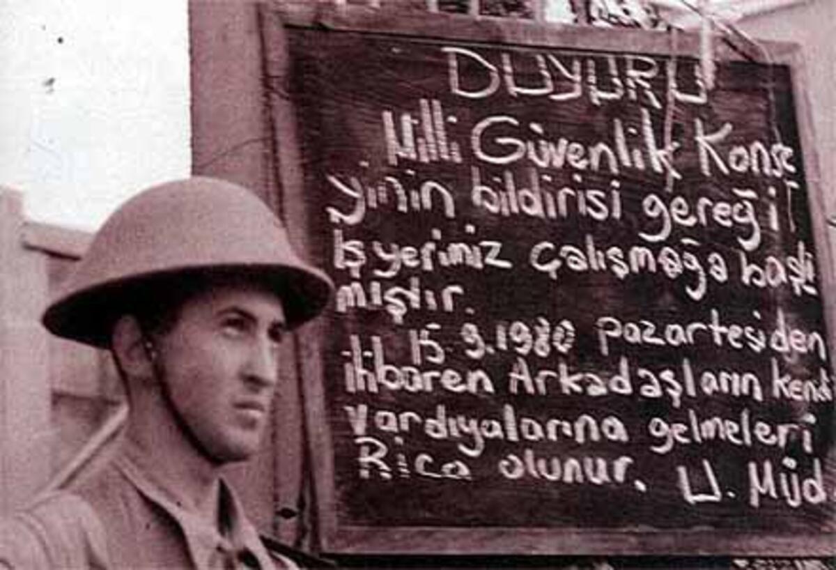 DİSK&#8217;ten 12 Eylül açıklaması: Adalet kazanacak, demokrasi kazanacak, işçi sınıfı kazanacak!