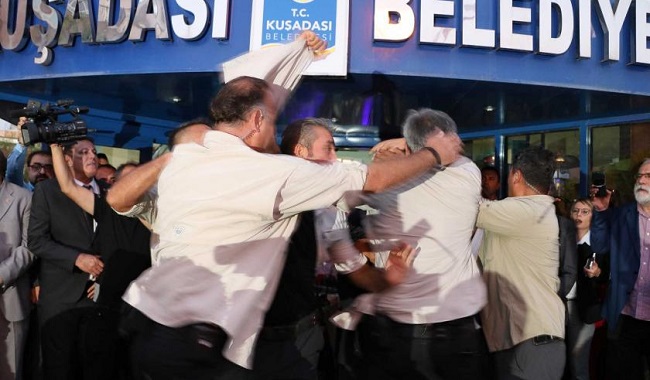 Kemal Kılıçdaroğlu&#8217;na yumurta atıldı