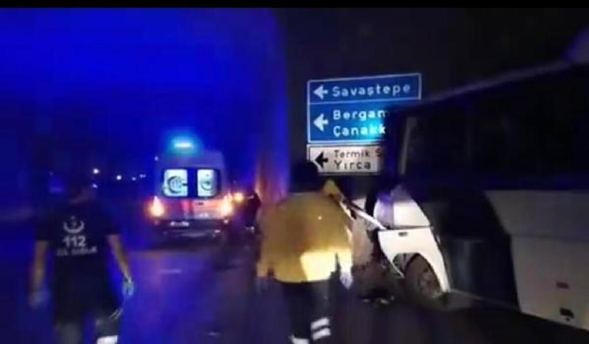 Soma&#8217;da maden işçilerini taşıyan servis ile kamyon çarpıştı: 26 yaralı