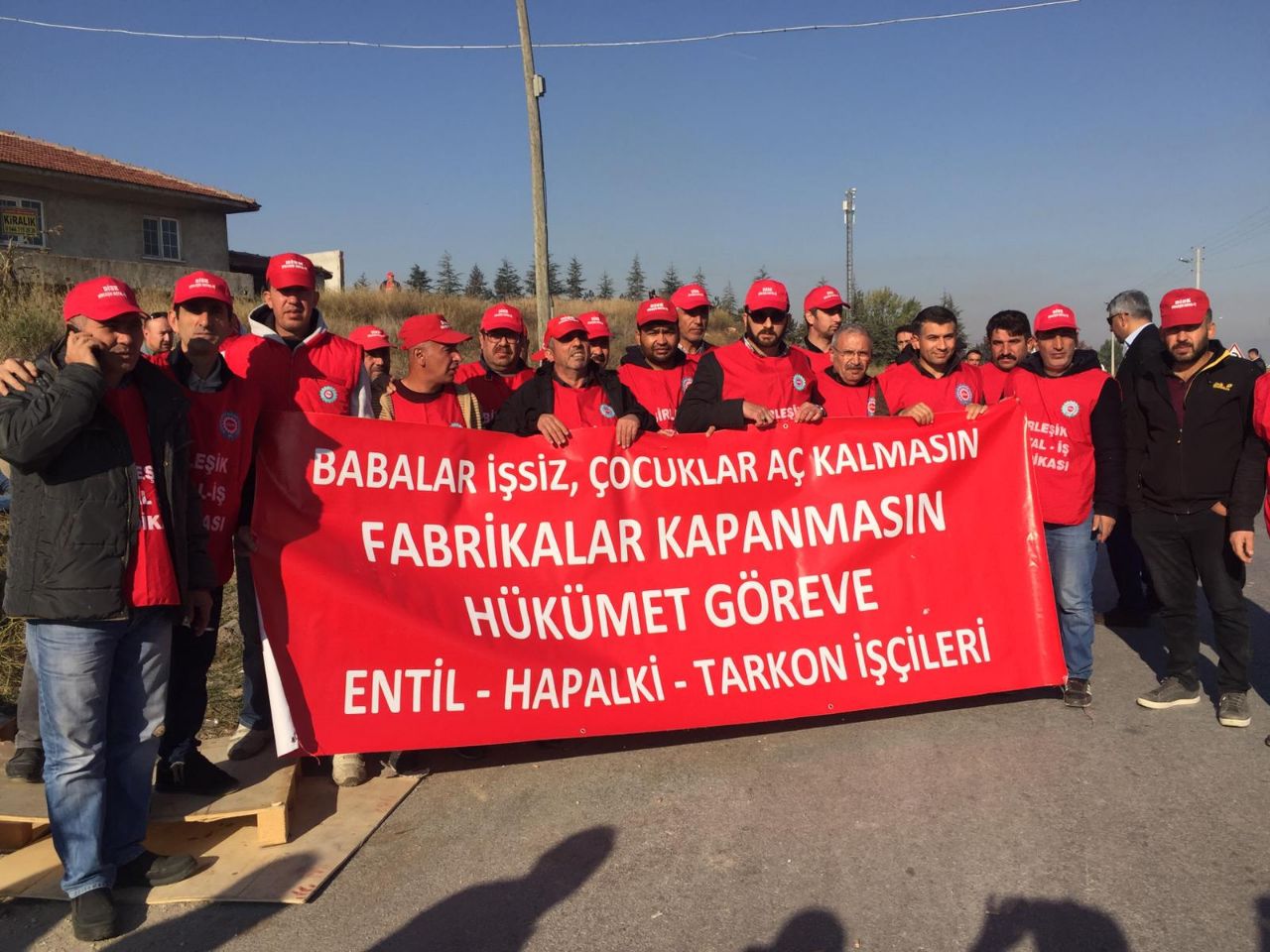 Ankara&#8217;ya yürüyen metal işçisine polis barikatı: İşçiler oturma eyleminde