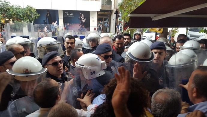 İzmir&#8217;de HDP&#8217;nin açıklamasına polis saldırısı