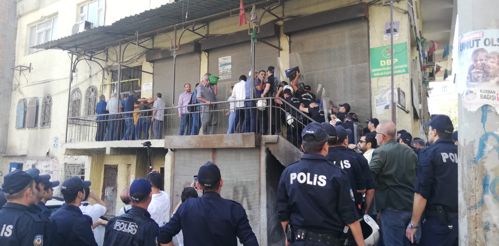 Polis, HDP Milletvekili Aydeniz&#8217;i darp etti