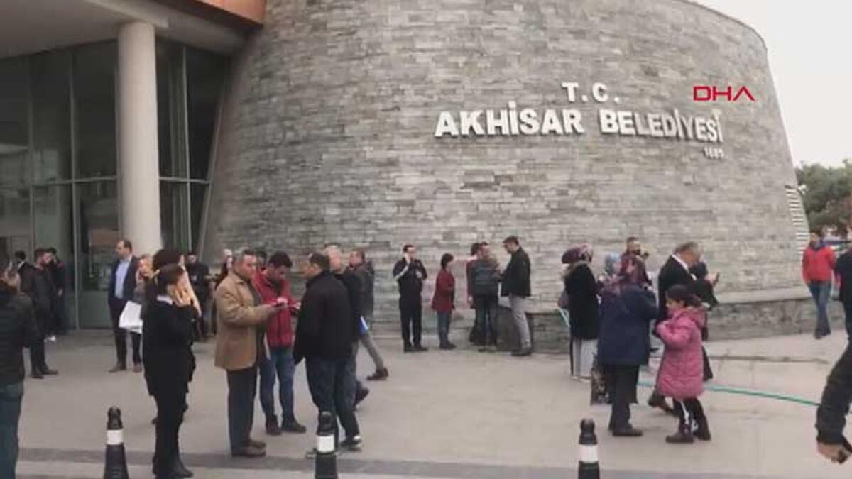 Manisa&#8217;da deprem: Valilik can kaybının olmadığını açıkladı