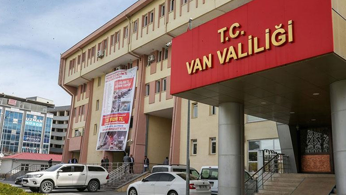 Van Valiliği öğretmenlere verilen &#8220;sarılma&#8221; cezasını savundu
