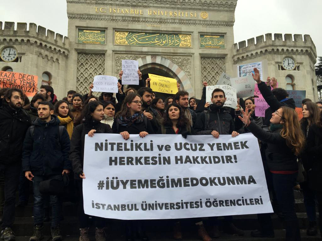 Beyazıt&#8217;ta yemek protestosu: &#8220;İÜ, yemeğime dokunma!&#8221;