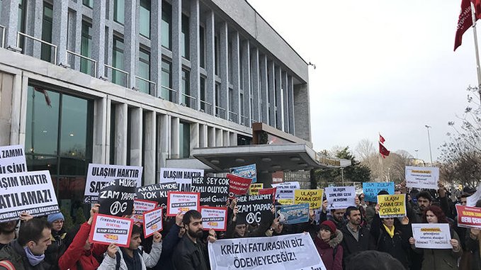 Gençlikten İBB önünde ulaşım zammı protestosu