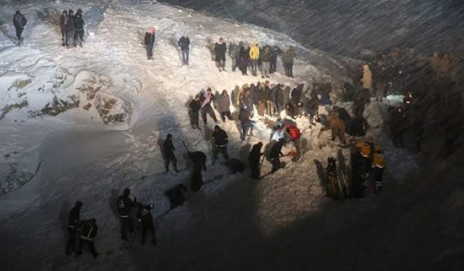 Van&#8217;da minibüsün üstüne çığ düştü: 5 kişi yaşamını yitirdi
