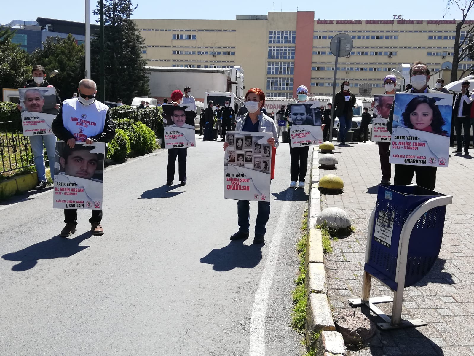 Sağlık çalışanlarından Sağlıkta Şiddetle Mücadele Günü&#8217;nde saygı duruşu