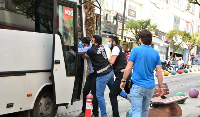 Kadıköy&#8217;de gençlik örgütlerinin eylemine polis saldırısı: 4 gözaltı