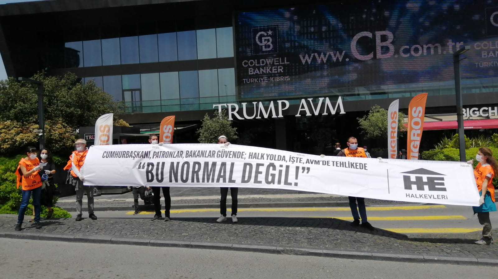 Halkevleri&#8217;nden Trump AVM önünde eylem: &#8220;Bu normal değil!&#8221;