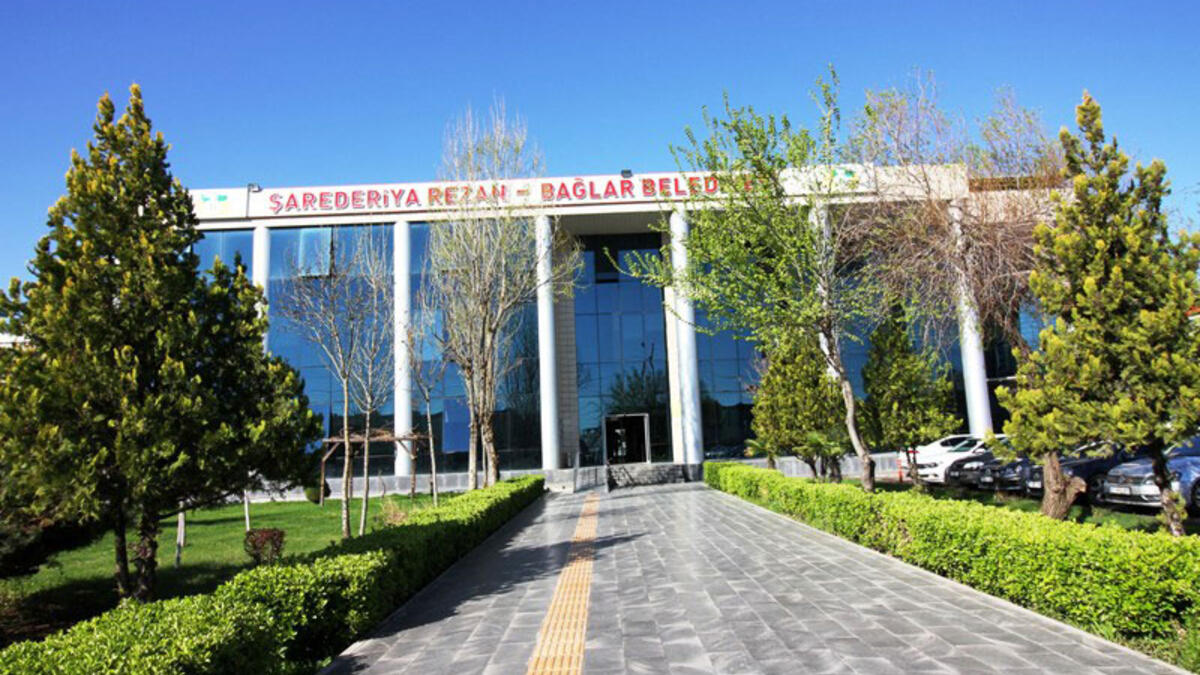 YSK, mazbatayı AKP&#8217;ye vermişti: Bağlar Belediyesi bütçeyi 6 ayda sıfırladı, 90 milyon TL borçlandı