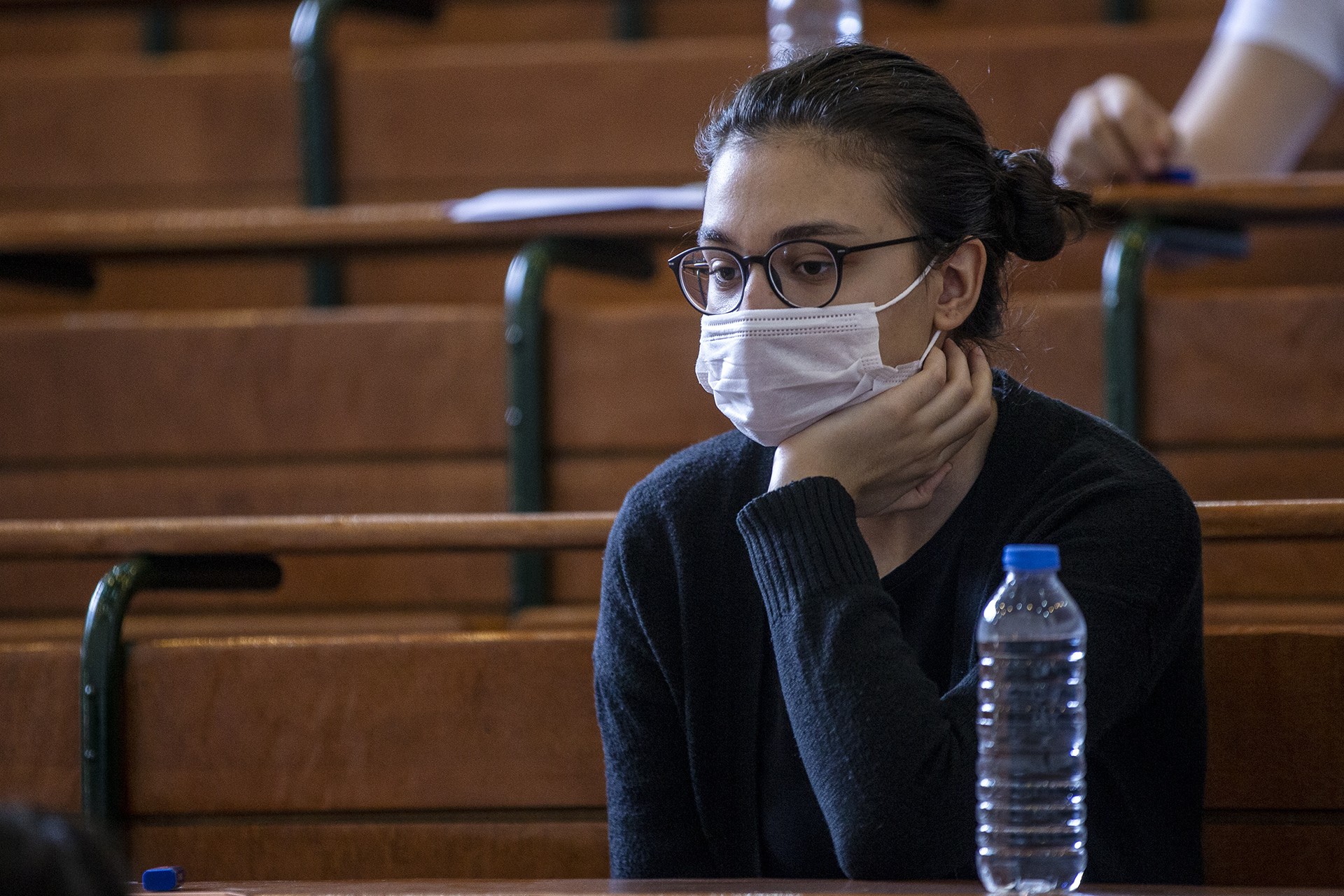 Ateş ölçümü yapılmadı, sınavdan erken çıkardılar, soruların sızdırıldığı iddia edildi: &#8220;Silgiye ihtiyaç duyan parmak kaldırsın&#8221;