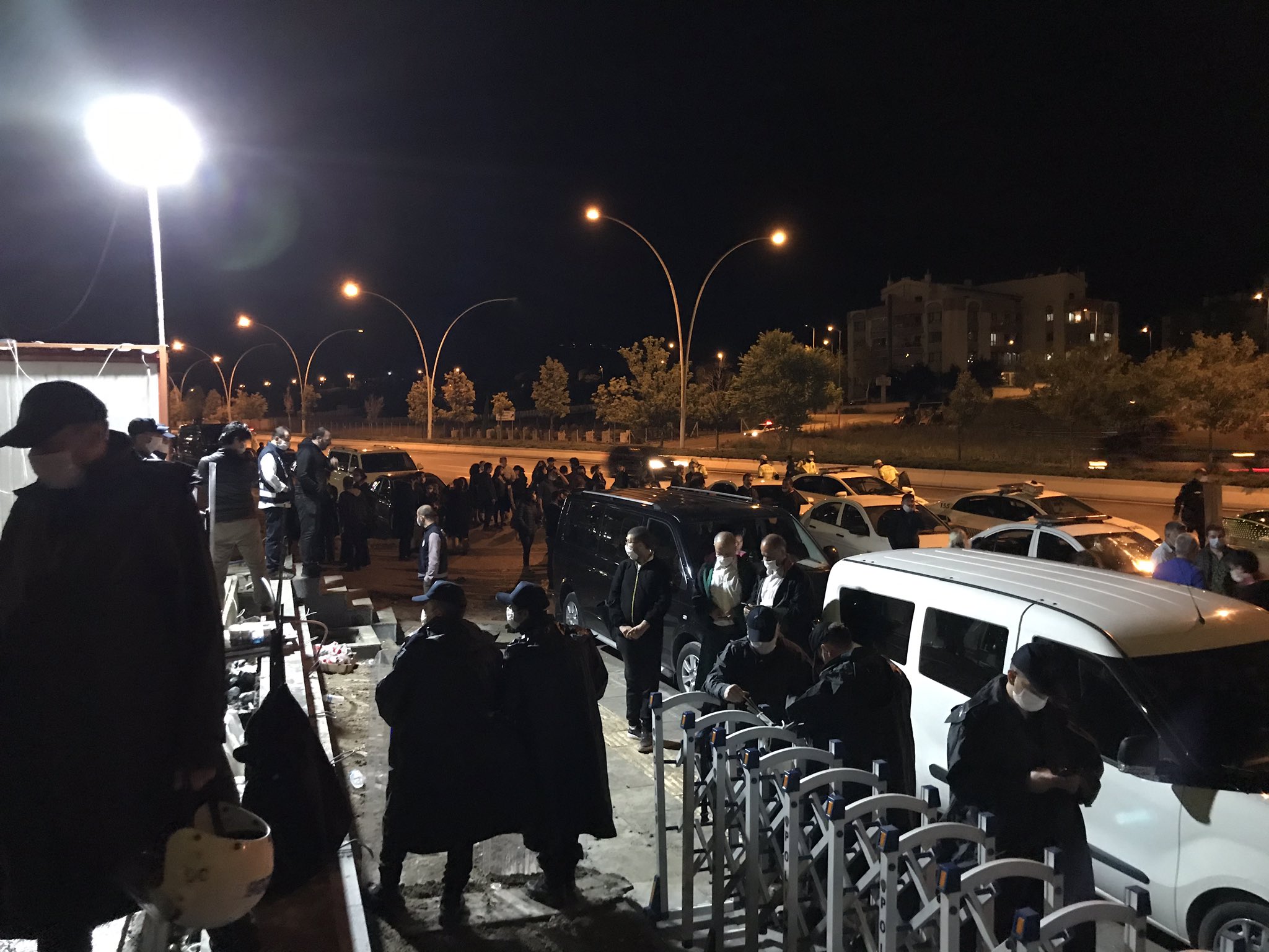 Baro başkanlarına saldırı gece de devam etti: &#8220;Şu anda karakolda değil ancak üstü açık bir alanda gözaltındayız&#8221;