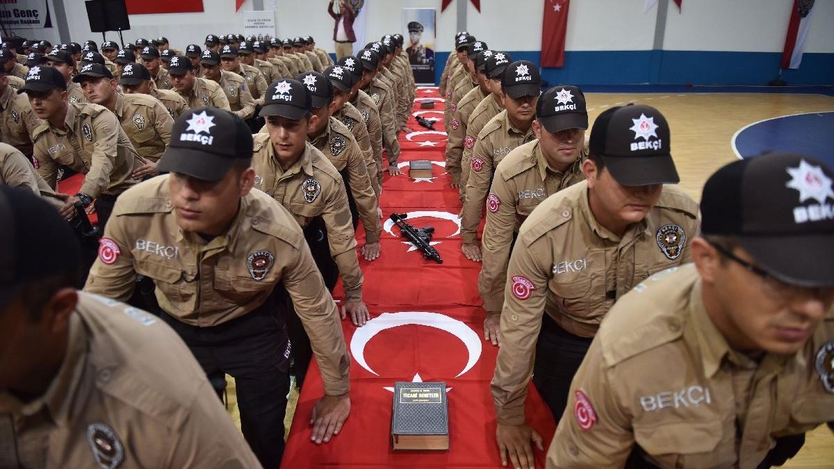 &#8220;Kahverengi gömlekliler&#8221;in yetkileri genişletildi: Silah kullanma, gösteri ve yürüyüşleri engelleme…