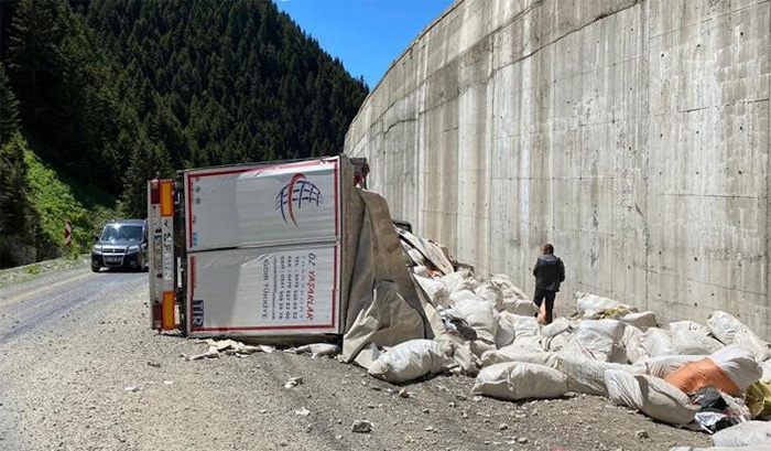 Rize’de TIR devrildi, tonlarca İran çayı yola saçıldı: &#8220;Çözümsüzlüğün nedeni bu kazayla ortaya çıktı&#8221;