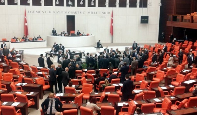 Meclis&#8217;te &#8220;çoklu baro&#8221; görüşmeleri: &#8220;Tiran&#8221; diyen Şık&#8217;a, &#8220;Erdoğan&#8217;a hakaret&#8221; iddiasıyla uyarma cezası
