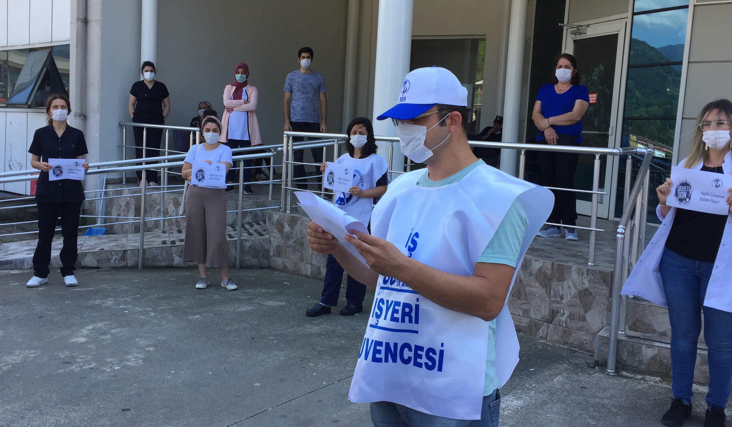 Hopa&#8217;da sağlık çalışanlarına yönelik saldırı protesto edildi: &#8220;Sağlıkta Şiddet Yasası acilen çıksın&#8221;