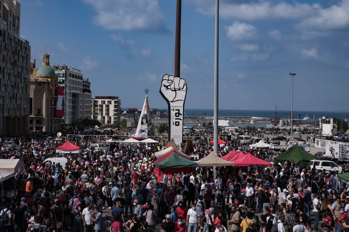 Beyrut&#8217;ta &#8220;Öfke Günü&#8221;: Lübnanlılar sokaklara döküldü, bakanlıkları bastı