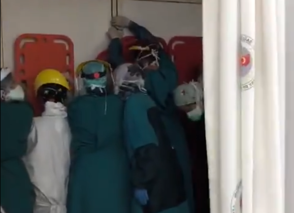 Hekimlik Andı&#8217;na bir cümle daha eklendi: &#8220;Hastalarımı bedenimden barikat kurarak, şiddet ortamından koruyacağıma&#8230;&#8221;