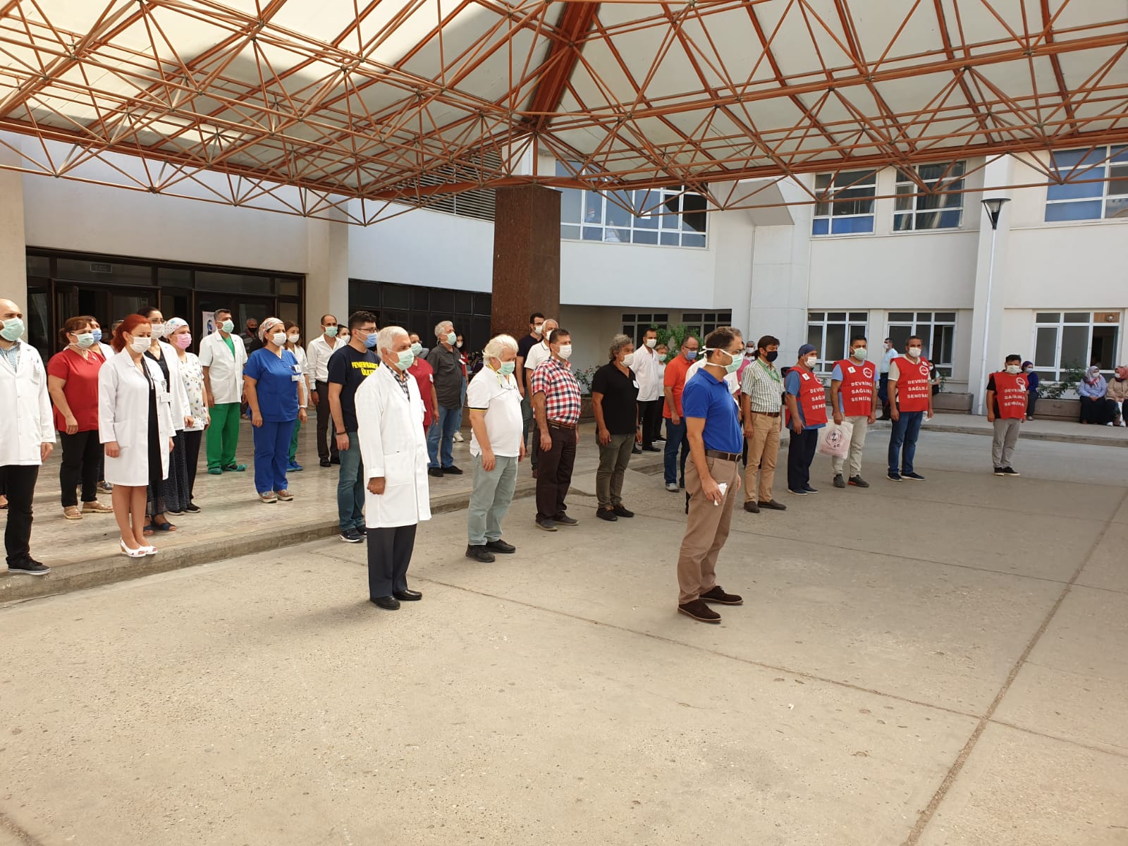 COVID sebebiyle yaşamını yitiren sağlık çalışanları için hastane önlerinde saygı duruşu