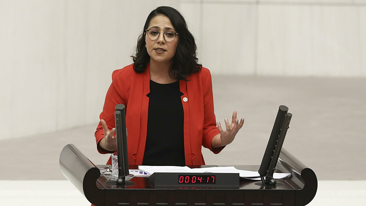 CHP&#8217;li Sera Kadıgil: “130 bin makam aracı olan Türkiye’de, 145 sığınma evlerine tek bir araç tahsis edilemiyor mu?”