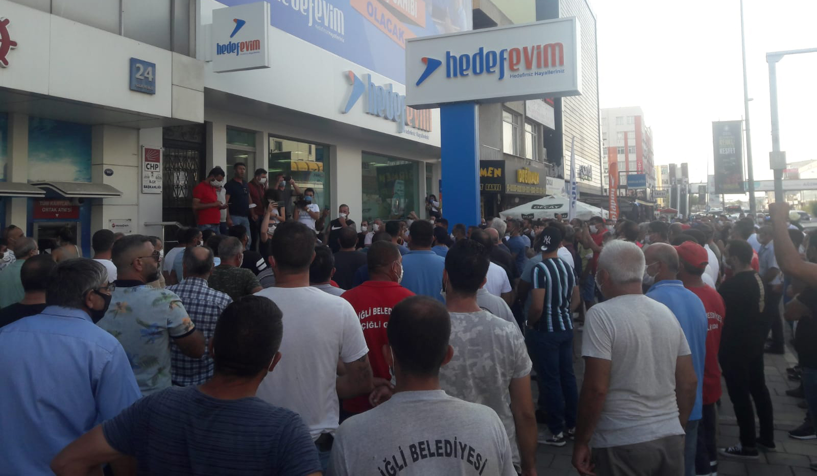 Grev kararı sebebiyle hakarete uğrayan Çibel işçileri CHP önünde: &#8220;Belediye Başkanı Utku Gümrükçü özür dilesin&#8221;
