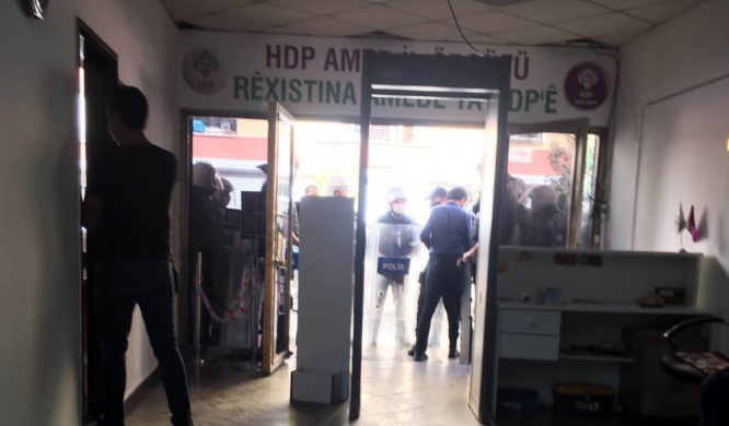 Diyarbakır&#8217;da HDP&#8217;nin il ve ilçe binalarına polis baskını
