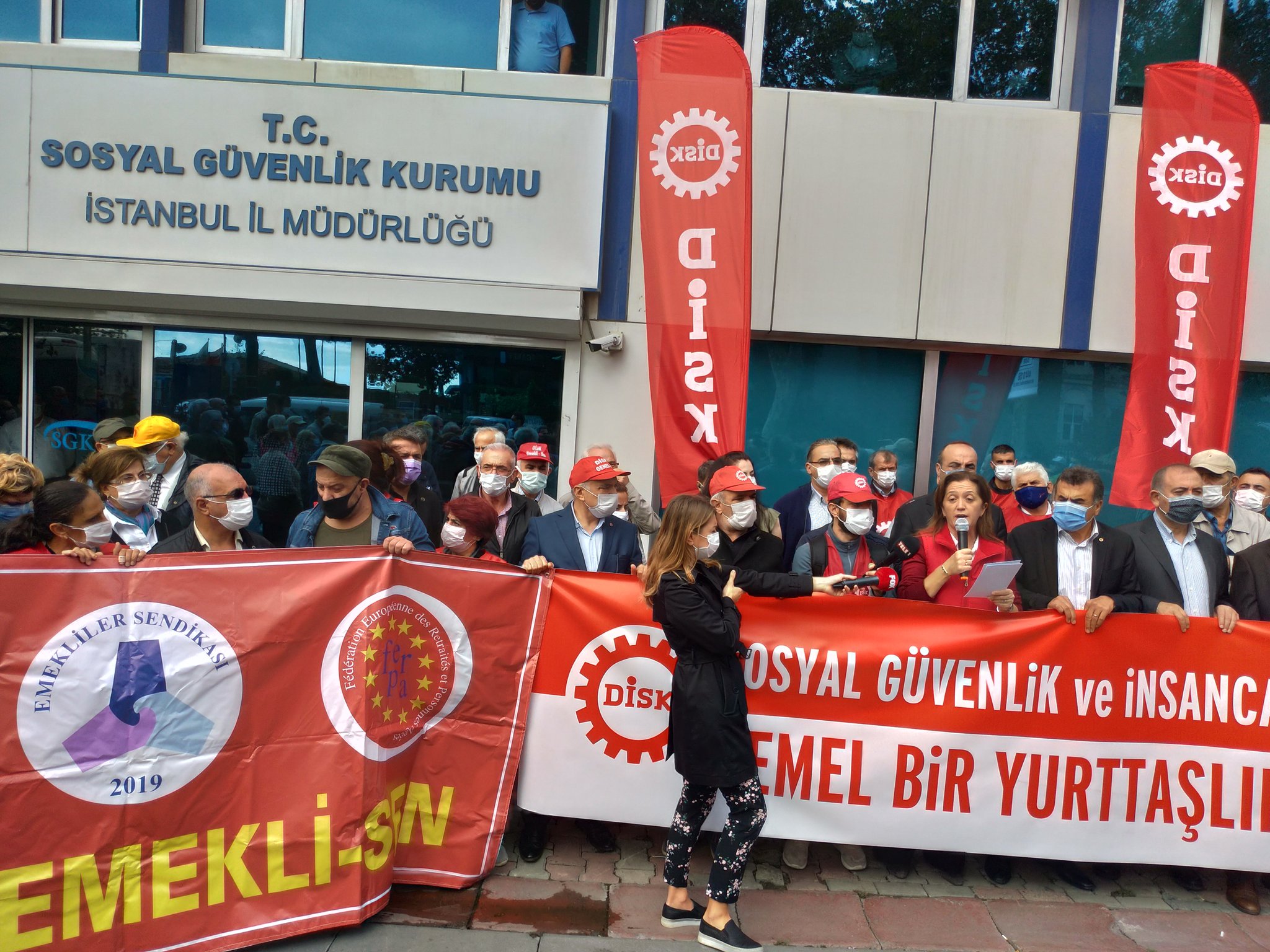 DİSK, EYT Raporu&#8217;nu SGK önünde açıkladı: &#8220;Emeklilik haktır gasp edilemez&#8221;