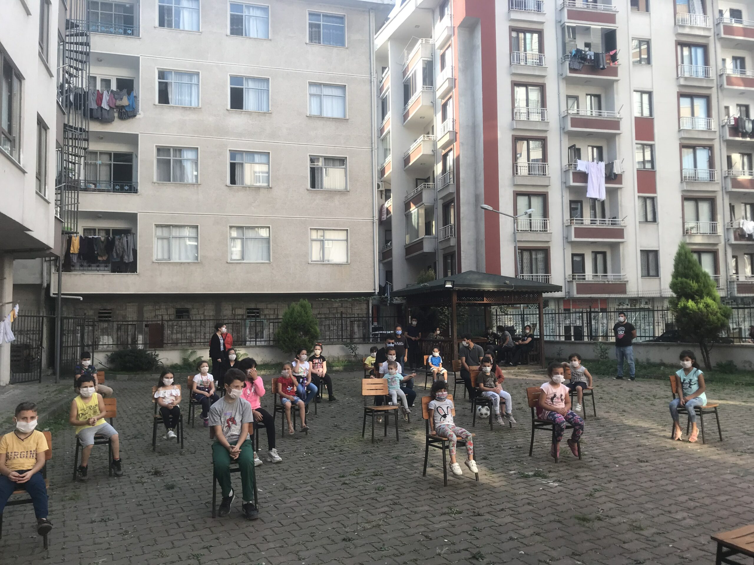 Hopa&#8217;da Halkevci Gençlik&#8217;ten çocuklara COVID-19 eğitimi