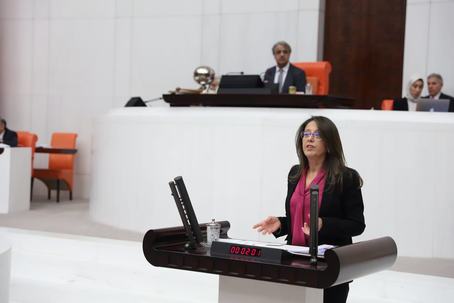 Oya Ersoy: &#8220;106 milyar 750 milyon liralık bütçenin ne kadarı kadına yönelik şiddetin önlenmesinde kullanıldı?&#8221;
