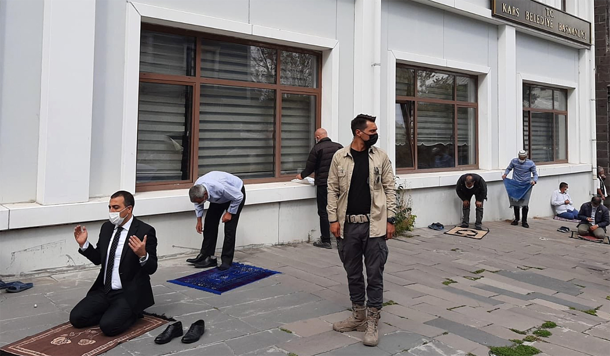 Kars Belediyesi kayyumu Vali Türker Öksüz belediye önünde namaz kıldı
