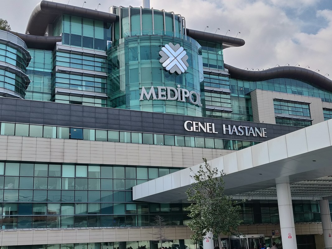 COVID-19 servis ve yoğun bakımlarının tamamına yakını doldu: &#8220;Özel ve vakıf hastanelerinin olanakları yurttaşların hizmetine sunulsun”
