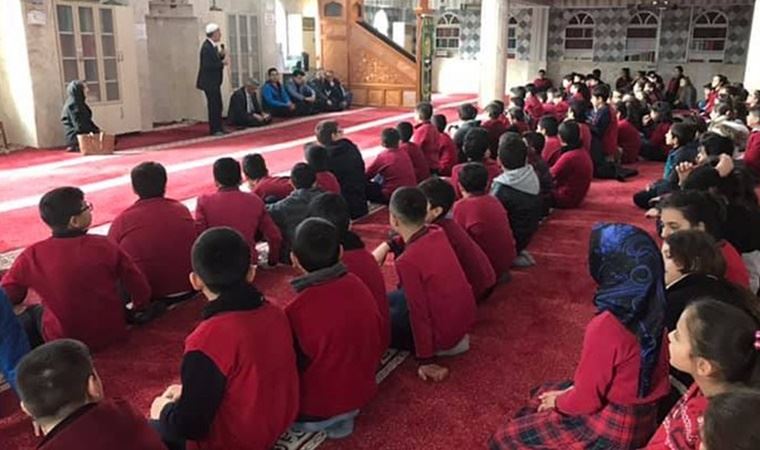 MEB, EBA&#8217;daki ders saatlerinin &#8220;cuma namazı&#8221;na göre ayarlanmasını istedi