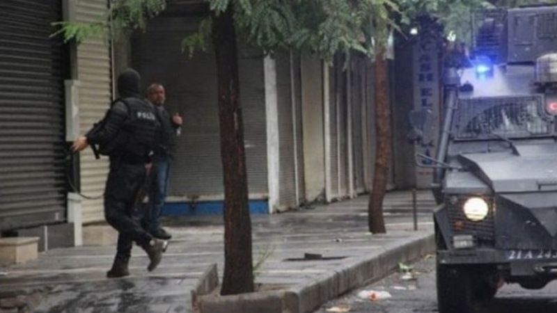 Diyarbakır&#8217;da DTK operasyonu: Çok sayıda avukat ve kurum temsilcisi gözaltına alındı