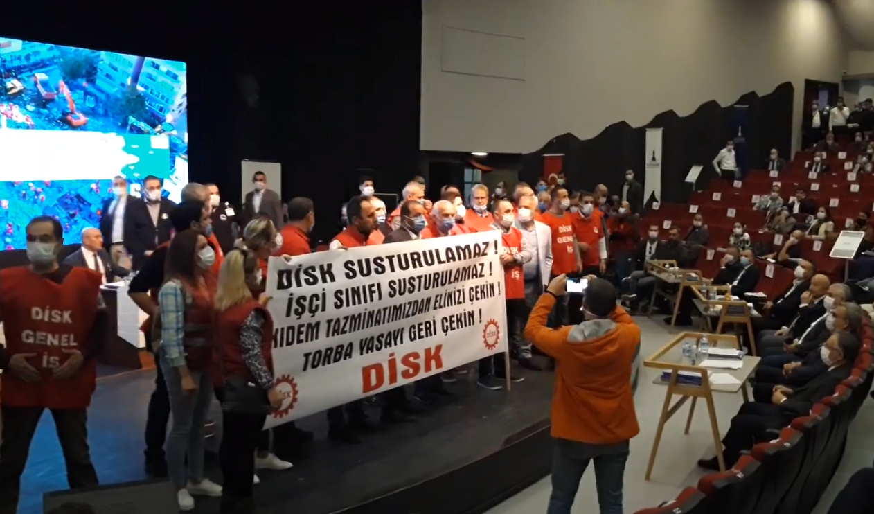 DİSK&#8217;ten İzmir Büyükşehir Belediye Meclisi&#8217;nde kıdem tazminatı eylemi
