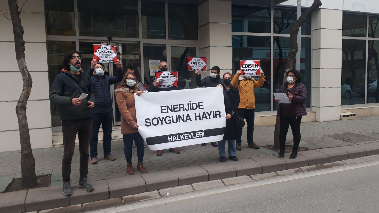 Eskişehir Halkevi OEDAŞ önünden seslendi: &#8220;Enerjideki soyguna dur diyoruz, insanca yaşamak istiyoruz&#8221;