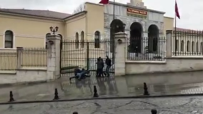 Valilik önünde Gökhan Güneş&#8217;i soranlara polis saldırdı
