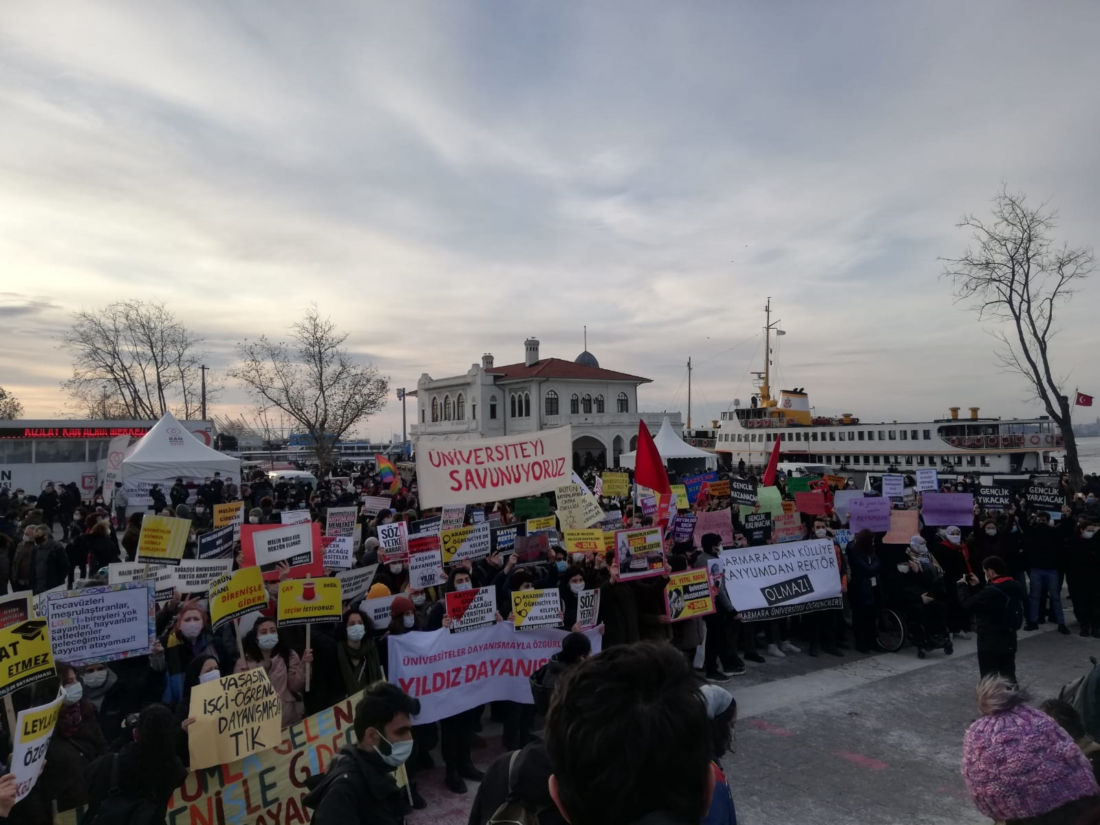 Üniversiteliler Kadıköy&#8217;de eylemdeydi: &#8220;Üniversiteyi savunuyoruz&#8221;