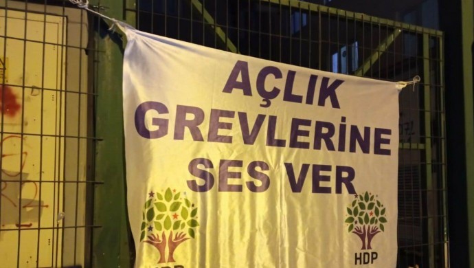 HDP’nin ilçe binalarına pankart baskını