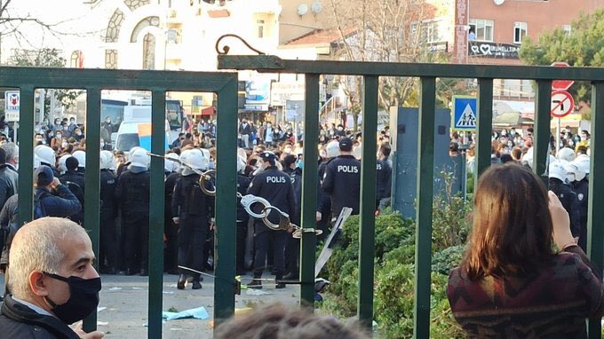 Üniversite kapısına takılan kelepçeye soruşturma: &#8220;Kelepçe güvenlik görevlisinin, polis inisiyatif kullandı&#8221;