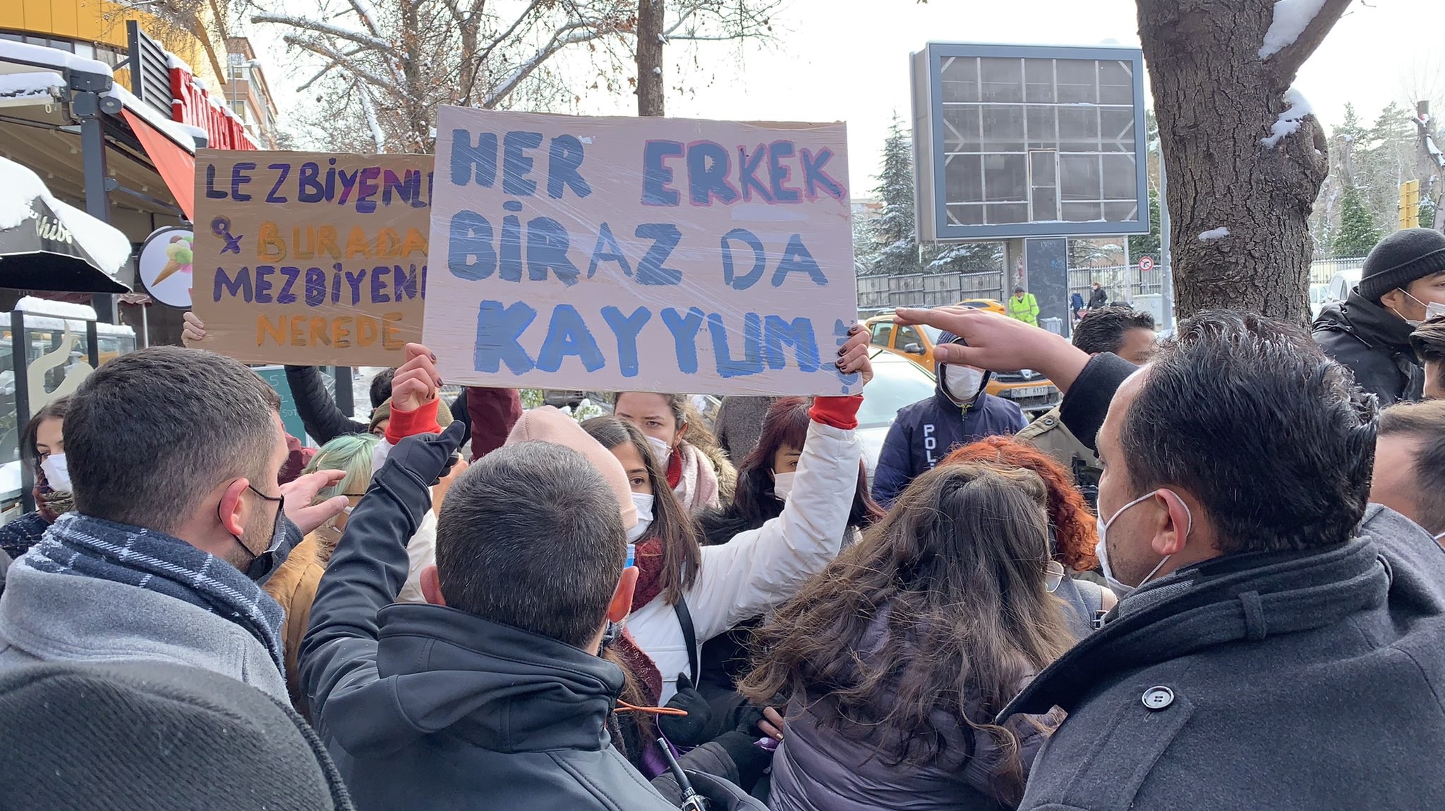 Ankara&#8217;da üniversiteli kadınların, &#8220;Kadın üniversitesi istemiyoruz&#8221; eylemine polis saldırısı: Gözaltılar var