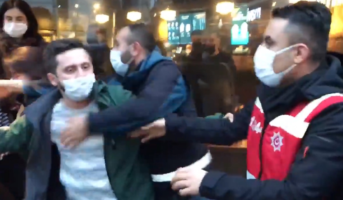 Kadıköy'de hızını alamayan polisler, bir sivil polisi de gözaltına almaya çalıştı