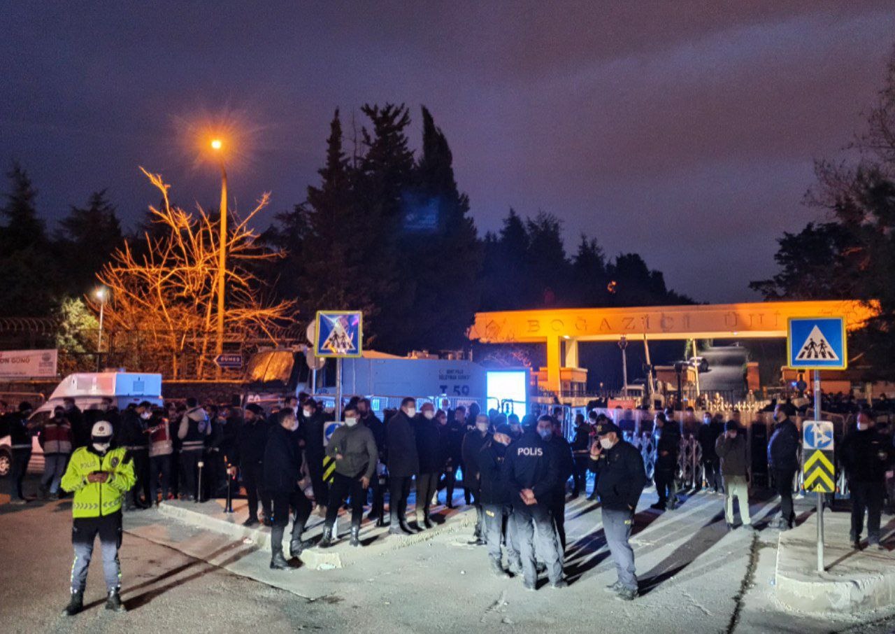 Polisten Boğaziçi direnişine gece baskını: İşkenceyle gözaltına alındılar, yine de aşağı bakmadılar